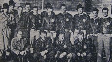 Skupinová fotka hokejist  Svobodné slovo, 12. 11. 1948