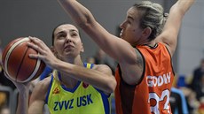 Marija Rezanová (vlevo) z USK Praha a Elodie Godinová z Bourges.