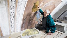 Akademický malíř Jiří Říha restauruje stropní fresku. (5. 11. 2018)