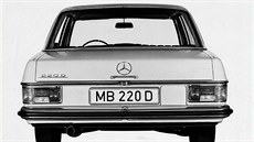 Zlomový model Mercedes-Benz W114/115: pohled na zadní partie novinky