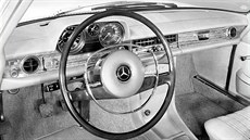 Zlomový model Mercedes-Benz W114/115: ani interiér nepostrádal dávku elegantní...