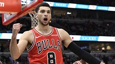 Zach LaVine z Chicaga se raduje v duelu s Denverem.