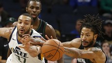 Rudy Gobert (vlevo) z Utahu a Derrick Rose z Minnesoty svádjí souboj o mí.