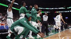 Lavička Boston Celtics oslavuje tříbodovou trefu Jaysona Tatuma (0).
