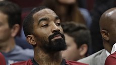 J. R. Smith z Clevelandu sleduje zápas jen z laviky.