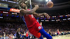 Joel Embiid z Philadelphie zachrauje mí ve he.