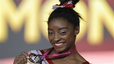 Americká gymnastka Simone Bilesová oslavuje se zlatou medailí z mistrovství...