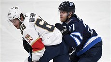 Nikolaj Ehlers (vpravo) z Winnipegu atakuje Mika Hoffmana z Floridy.