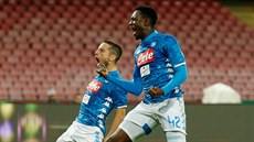 Dries Mertens (vlevo) a Amadou Diawara oslavují gól Neapole.