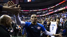 Russell Westbrook z Oklahoma City oslavuje výhru ve Washingtonu.