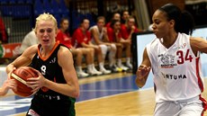 Petra Záplatová (8) ze �abin Brno se tla�í kolem Chloe Wellsové z Nymburka.