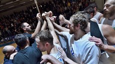 Díntí basketbalisté slaví výhru nad Opavou.