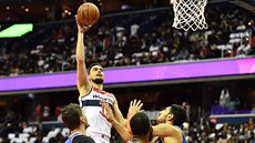 Tomá Satoranský z Washingtonu zakonuje na ko New Yorku.