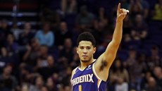 Devin Booker z Phoenixu oslavuje trefu proti Memphisu.