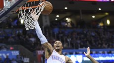 Russell Westbrook (0) z Oklahoma City zakonuje na ko New Orleans kolem...