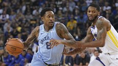 MarShon Brooks (vlevo) z Memphisu útoí na ko Golden State kolem Alfonza...