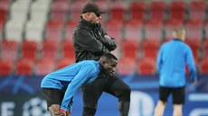 Plzeský fotbalista Ubong Ekpai (v modrém) a asistent trenéra Duan Fitzel na...