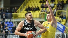 Jan vandrlík (ve lutém) z Opavy brání Vangelise Margaritise z PAOK Solu.