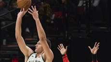 Brook Lopez z Milwaukee stílí na ko Portlandu. Rozhodit se ho snaí Evan...