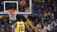 Janis Adetokunbo (vpravo) z Milwaukee zakon�uje na ko� Golden State, sleduje ho...