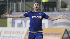 Jihlavský fotbalista Lukáš Zoubele se raduje z gólu.