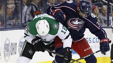 Radek Faksa z Dallasu (vlevo) a Seth Jones z Columbusu v souboji o puk