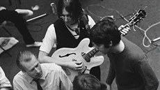 John Lennon, Paul McCartney, George Harrison (s kytarou zády) a Ringo Starr ve...