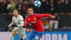 Rodrigo Becao z CSKA Moskva pozoruje balon v utkání s AS �ím. Nahání ho Justin...