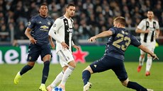 Mattia De Sciglio z Juventusu p�ihrává kolem Luka Shawa, obránce Manchesteru...