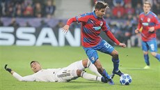 Plzeňský záložník Aleš Čermák uniká skluzu Casemira z Realu Madrid.