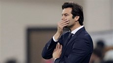 Santiago Solari, trenér fotbalist� Realu Madrid, pozoruje pr�b�h zápasu v Plzni.