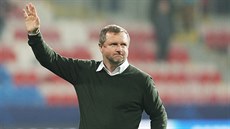 Trenér Pavel Vrba mává plzeským fanoukm po poráce 0:5 s Realem Madrid.