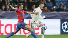 Gareth Bale z Realu Madrid obchází plzeského stedopolae Patrika Hroovského.