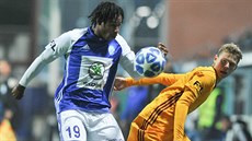 Mladoboleslavské k�ídlo Tiémoko Konaté zpracovává balon, p�ihlí�í David Doud�ra...