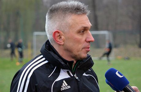 Nový trenér fotbalist Karviné Norbert Hrnár na prvním tréninku s týmem.