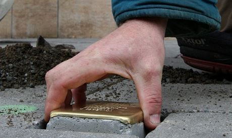 Takto vypadá jeden ze Stolperstein, který je umístn v Olomouci.