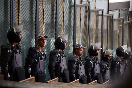 Egyptská policie u soudu v Káhie (28. ervence 2018)
