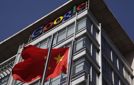 ínská vlajka ped budovou firmy Google v Pekingu v roce 2010