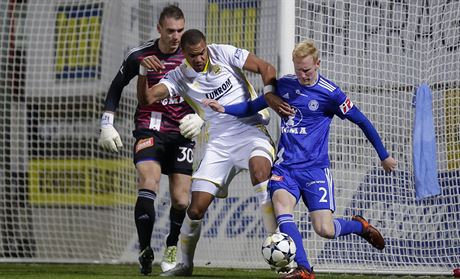 Zlínský útoník Jean-David Beauguel v souboji s olomouckým Václavem Jemelkou...