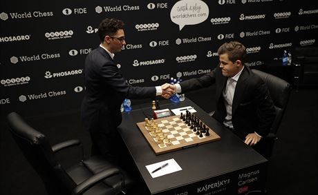 Magnus Carlsen (vpravo) a Fabiano Caruana zahájili boj o titul achového mistra...