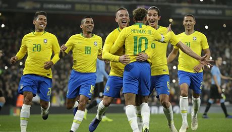 Braziltí fotbalisté objímají Neymara (zády) po jeho promnné penalt proti...