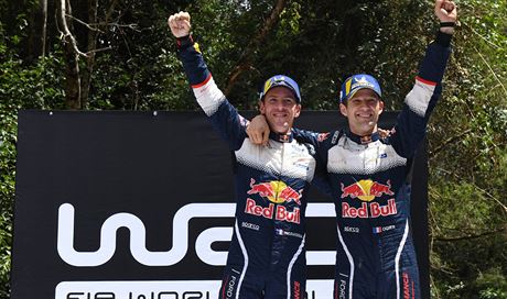 Sébastien Ogier (vpravo) slaví celkový triumf v mistrovství svta v rallye.