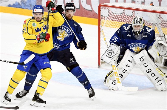 Veini Vehviläinen v brance Finska se soustedí v utkání se védskem.