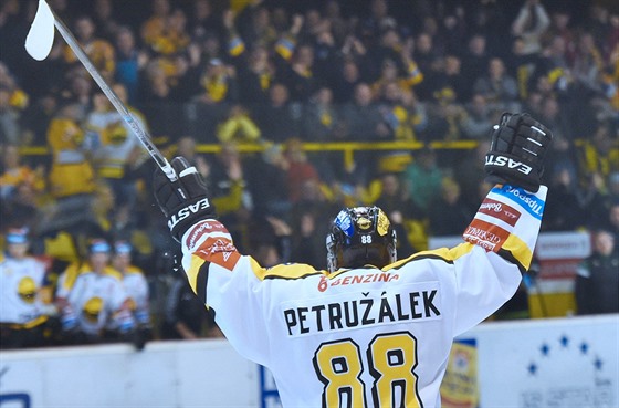 Jakub Petruálek z Litvínova slaví branku proti Karlovým Varm.