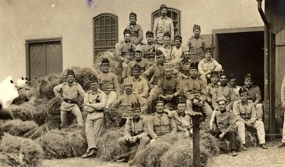 Čeští vojáci v kasárnách na Pohořelci vycpávají slamníky - rok 1914
