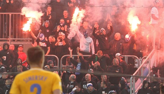 Fanouci Baníku Ostrava dorazili v hojném potu na opavský stadion, aby...