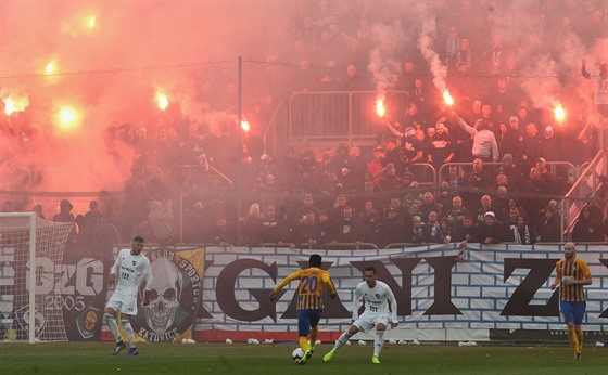 Slezské derby mezi fotbalisty Baníku Ostrava (v bílém) a Opavy probíhalo v...