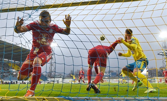 V nejvtí anci Teplic trefil Jakub Hora bevno a hrái Olomouce situaci...