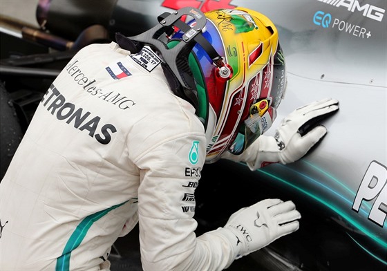 Lewis Hamilton dkuje své formuli Mercedes za úspnou a rychlou jízdu ve Velké...