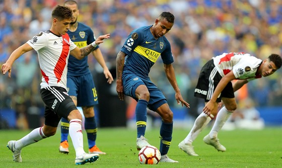 Lucas Martinez z River Plate (vlevo) atakuje Sebastiana Villu z Bocy Juniors.
